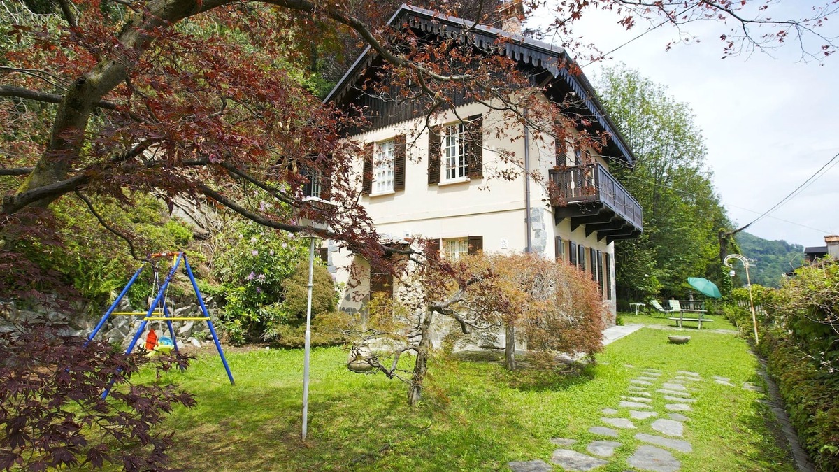 Premeno House | Detached 6½-room house with garden and beautiful lake view