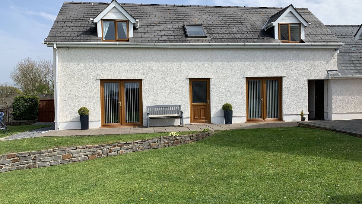 Porthyrhyd House | Detached annexe in a pretty village close to Botanical Gardens and Carmarthen