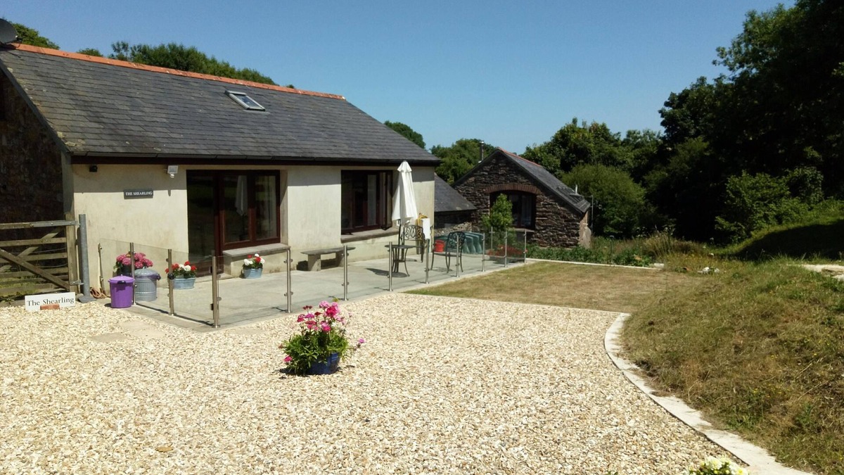 Totnes House | Detached barn in South Hams near to Dartmouth, ideal for guests with dogs.
