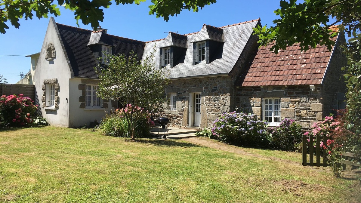 Rospez House | Detached Breton house 6 Pers quiet, garden, near Cote de Granit Rose