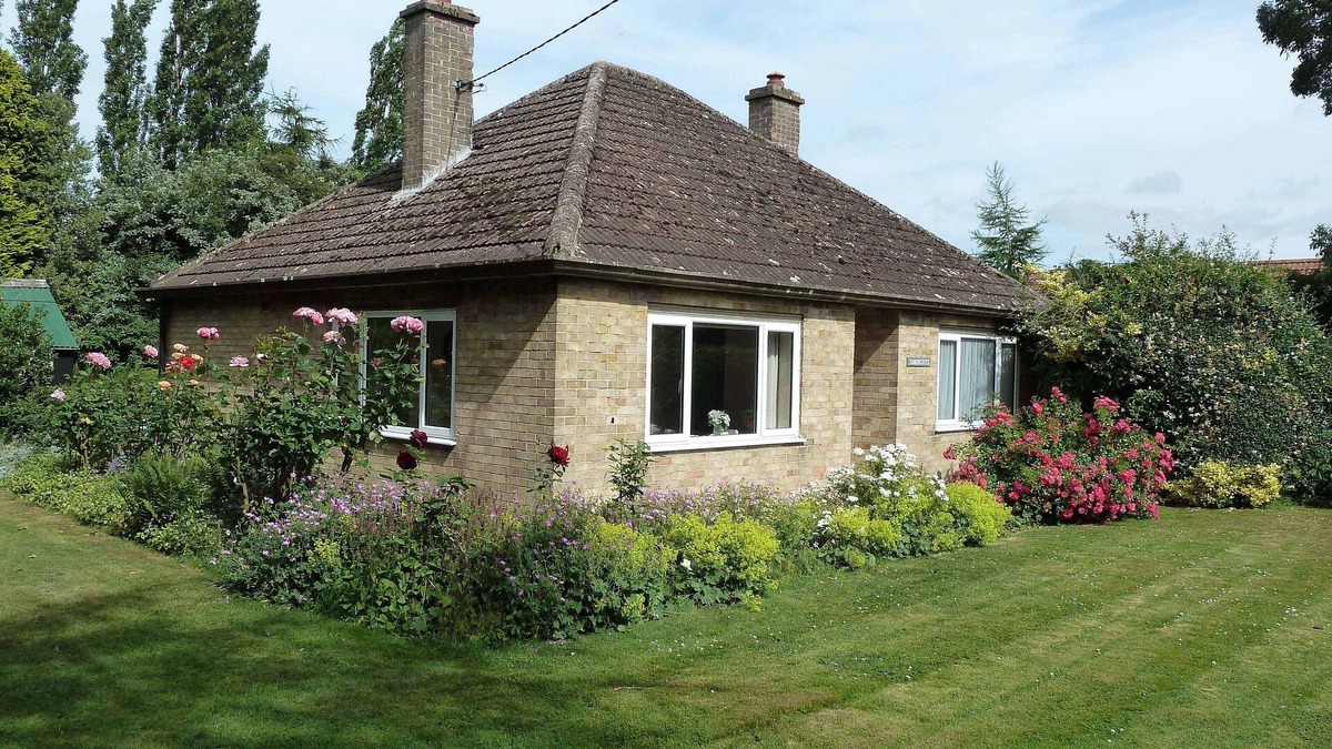 Sutterton House | Detached Bungalow In Large Lawned Garden With Old Orchard. Non-smoking Property