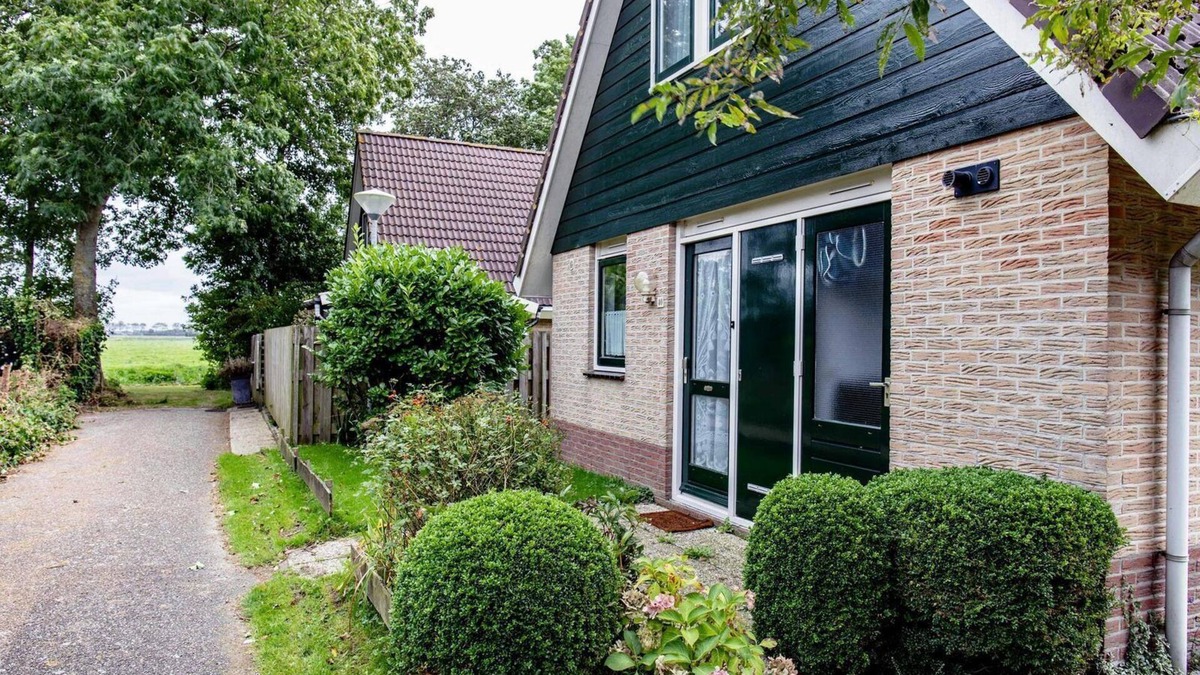 Sint Maarten House | Detached bungalow in North Holland style with spacious garden