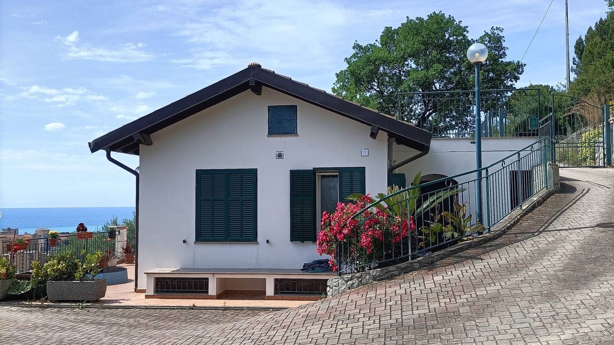 Vallecrosia House | Detached Casa Roque Sea View + parking included for families, couples, friends