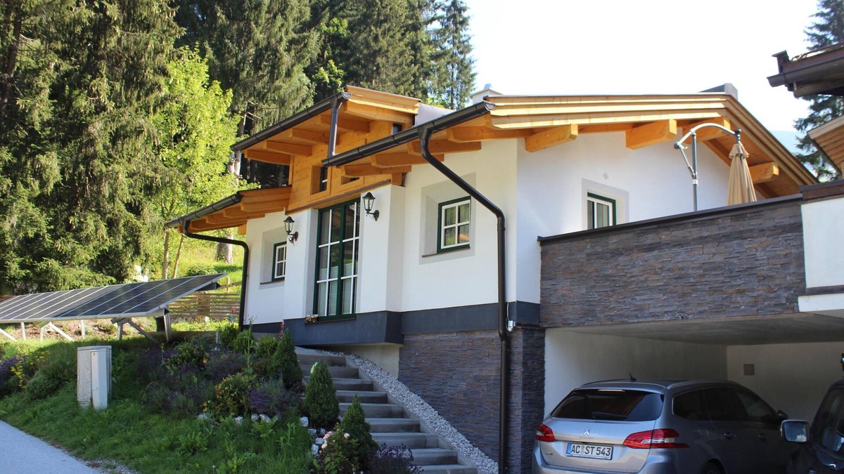 Viehhofen Ski Chalet | Detached chalet with private carport