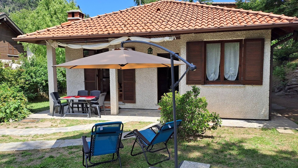 Magreglio House | Detached, cool, sunny and quiet cottage with large garden
