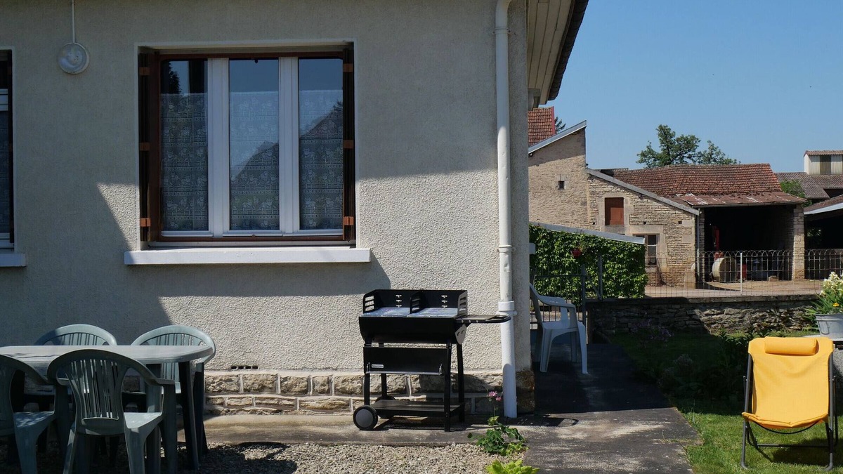 Richebourg Cottage | Detached cottage, 2 beds, near A5, enclosed garden, garage