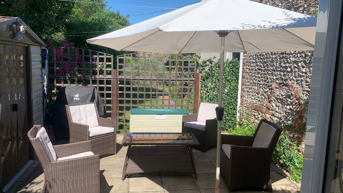 Clanfield Cottage | Detached cottage in lovely village setting