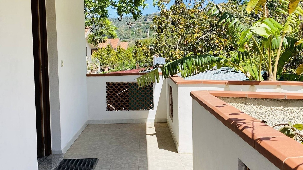 Coccorino Apartment | Detached cottage with sea view, 2 minutes from the beach - parking space.