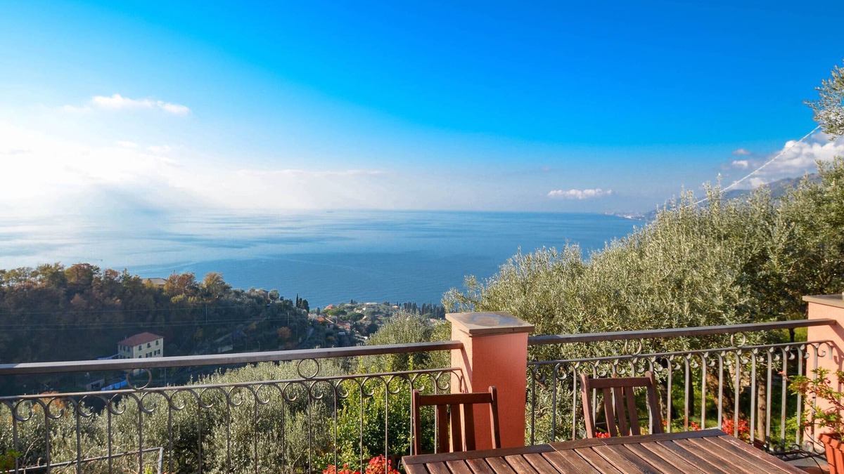 Camogli House | Detached cottage with sea view, large fenced garden and panoramic pool