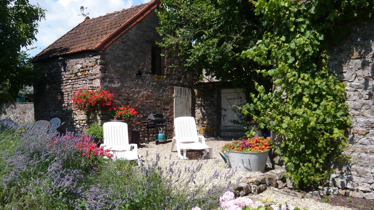 Saint-Jean-de-Trezy Cottage | Detached former winemaker's cottage in a delightful & panoramic setting
