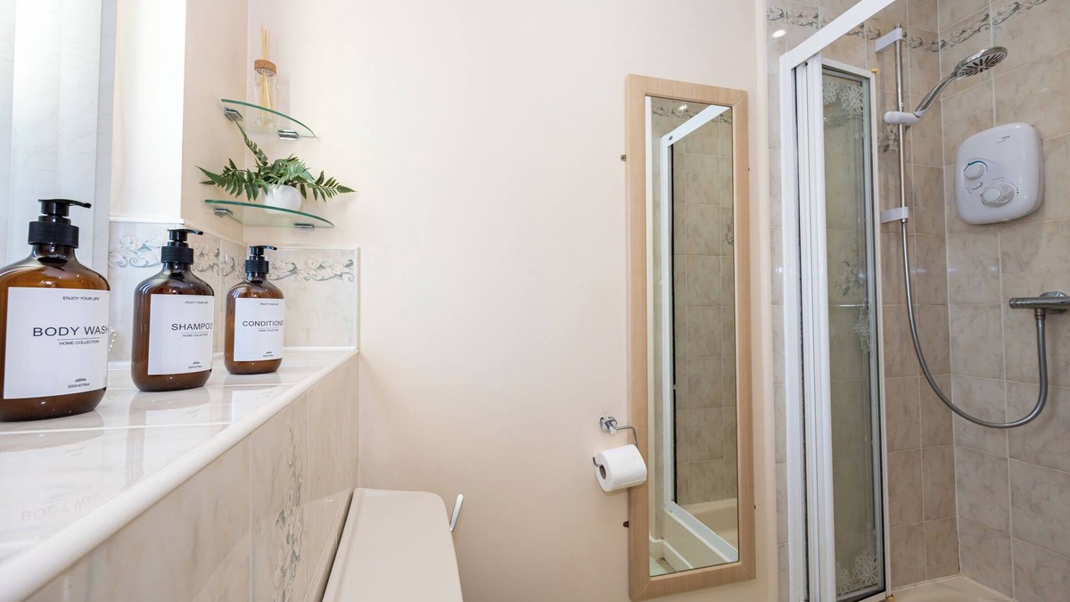 Stockport House | Detached Home in Greater Manchester *Free Parking*