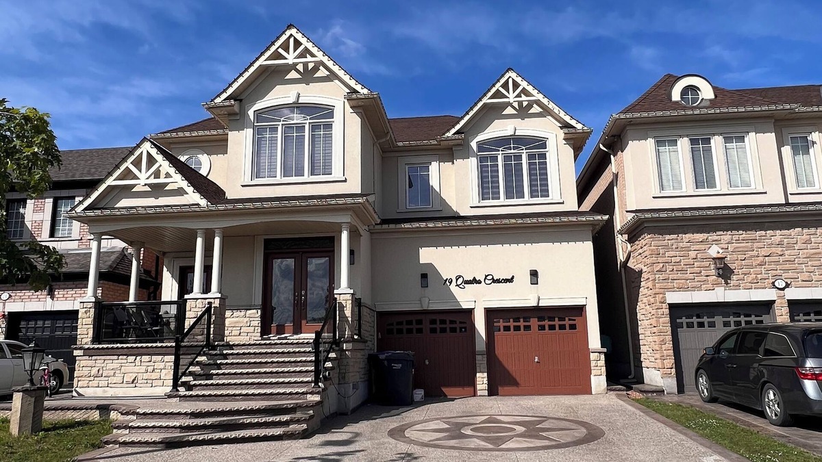 Brampton House | Detached House 5 minutes to amenities and highway!