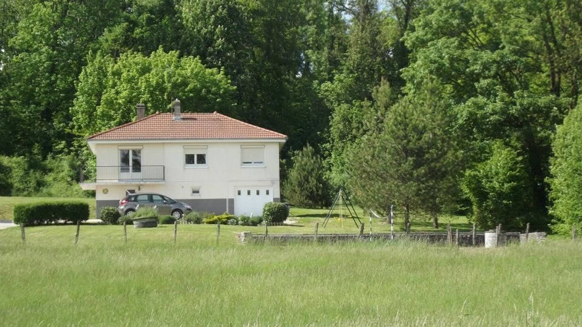 Gy Cottage | Detached house by pond - 3 bedrooms, pets allowed