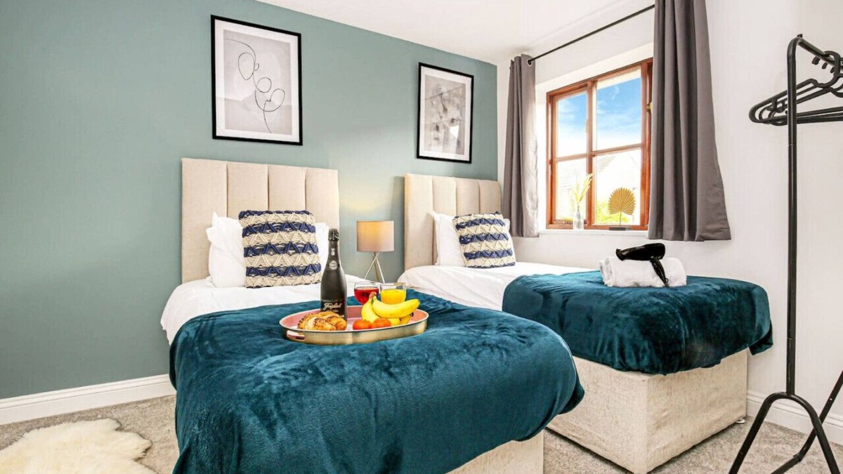 Milton Keynes House | Detached House City Centre Driveway Parking - Self-Check-In SkyTV Fast WiFi