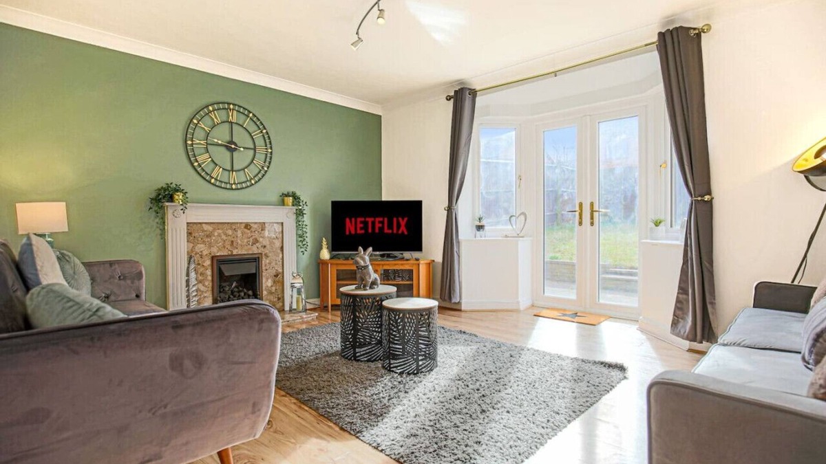 Bletchley House | Detached House - Free Parking, Fast Wifi & SmartTV