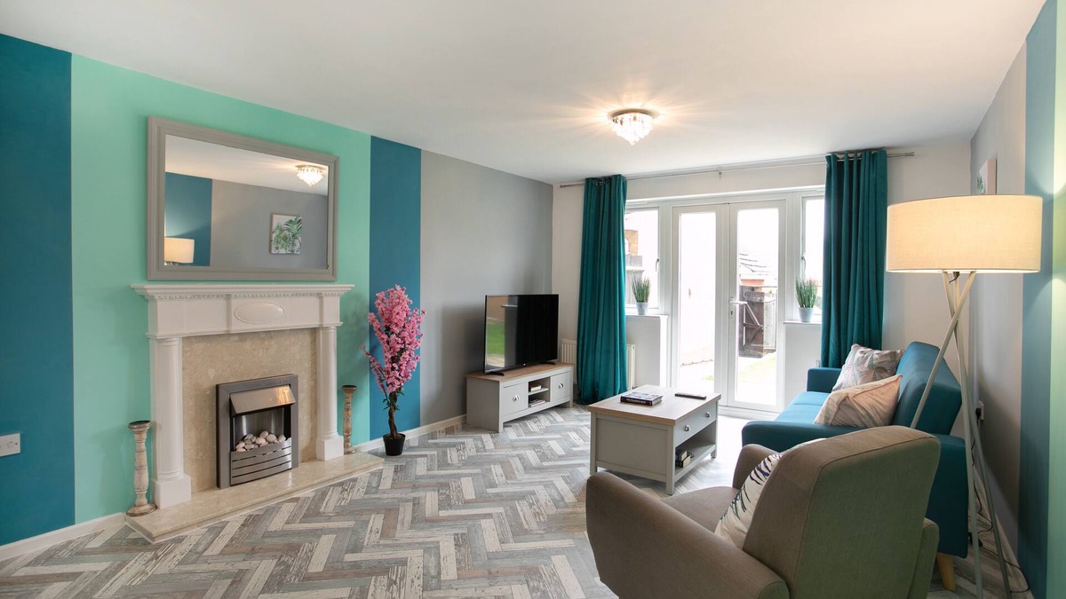 Peterborough House | Detached house BIG monthly discount