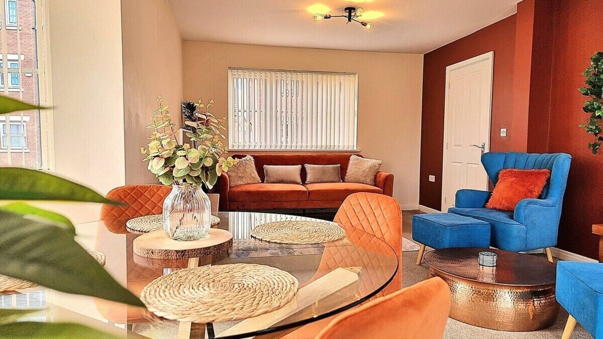 Birstall House | Detached House w/Free Parking | Long Stay Discount