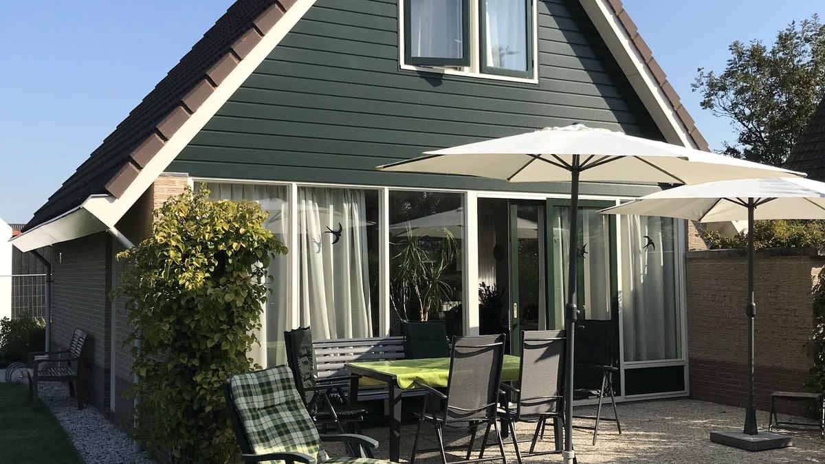 Sint Maarten House | Detached house in a holiday park with a fishing lake