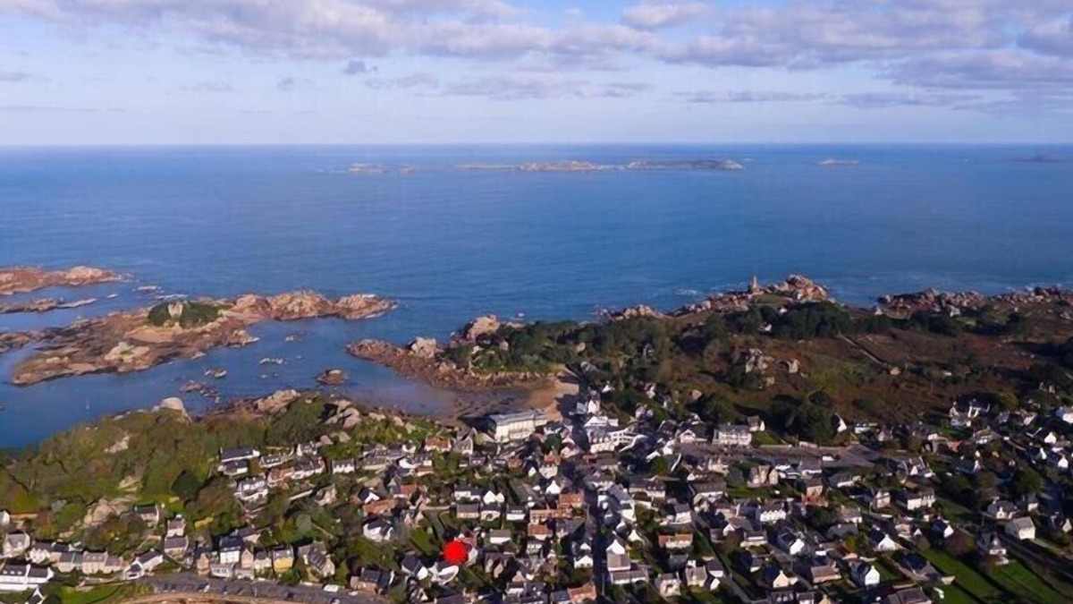 Perros-Guirec House | Detached house in Ploumanach - sleeps 4 (2 adults and 2 children)