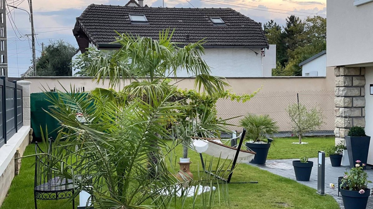 Sevran House | Detached house in very large garden near CDG airport and Paris Villepinte exhibition center