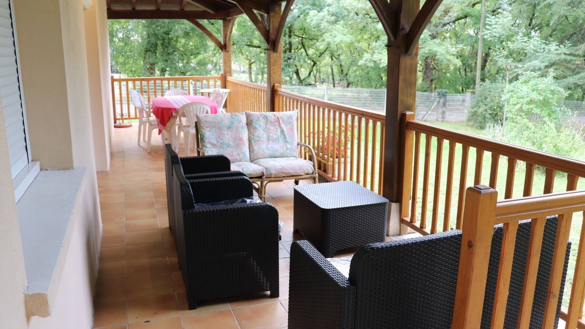 Pern House | Detached house, large covered terrace, fenced garden, WIFI ACCESS