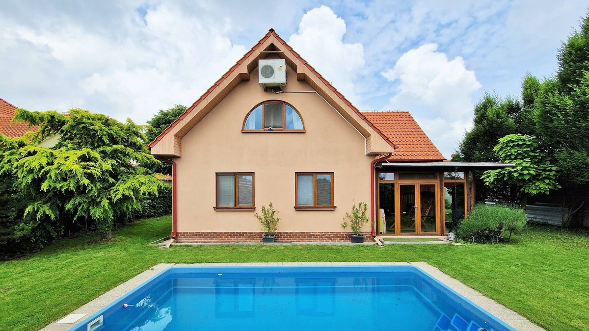 Dunajska Luzna House | Detached house with pool