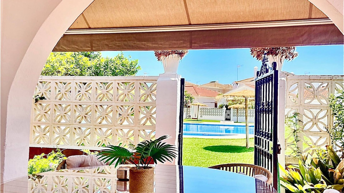 Torremolinos Villa | Detached house with pool, 200m. the beach, restaurants and shops