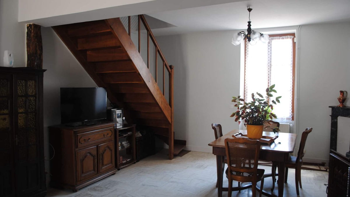 Accolay House | Detached house with garden