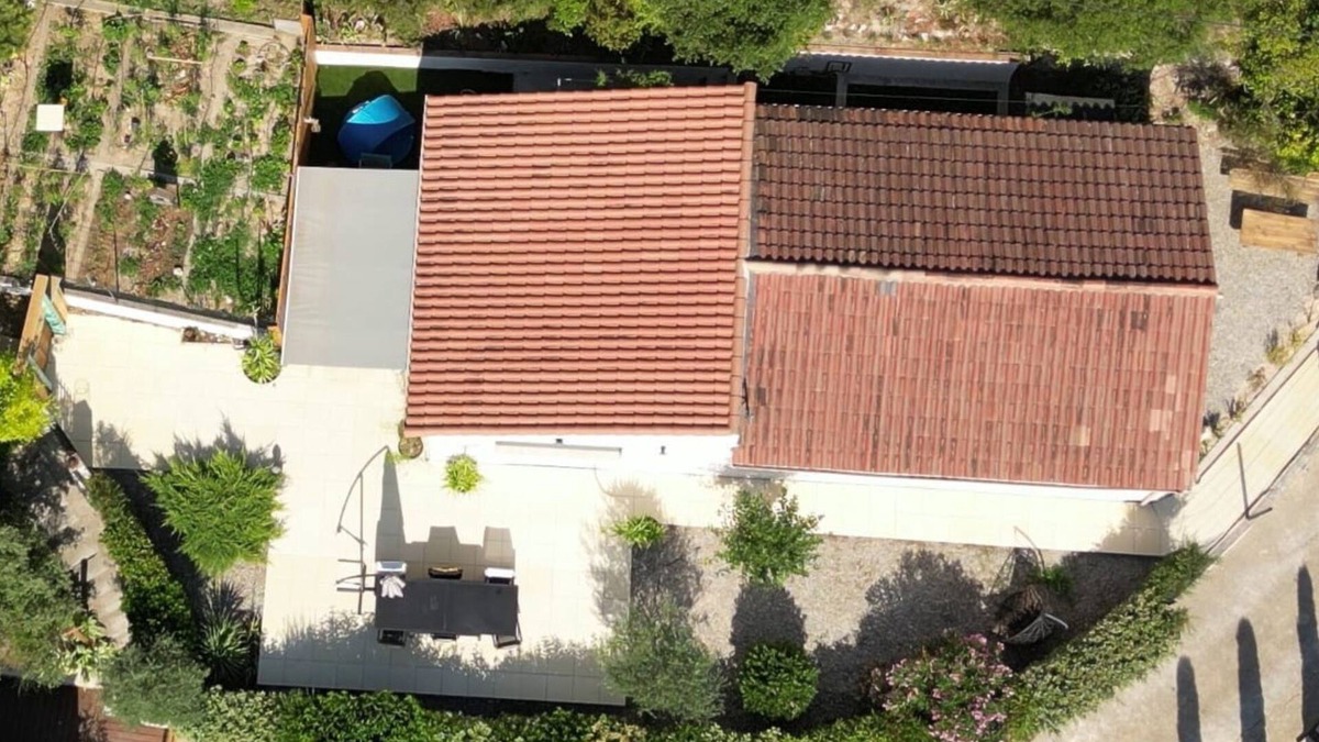 Pertuis House | Detached house with garden, private terrace and shared swimming pool.