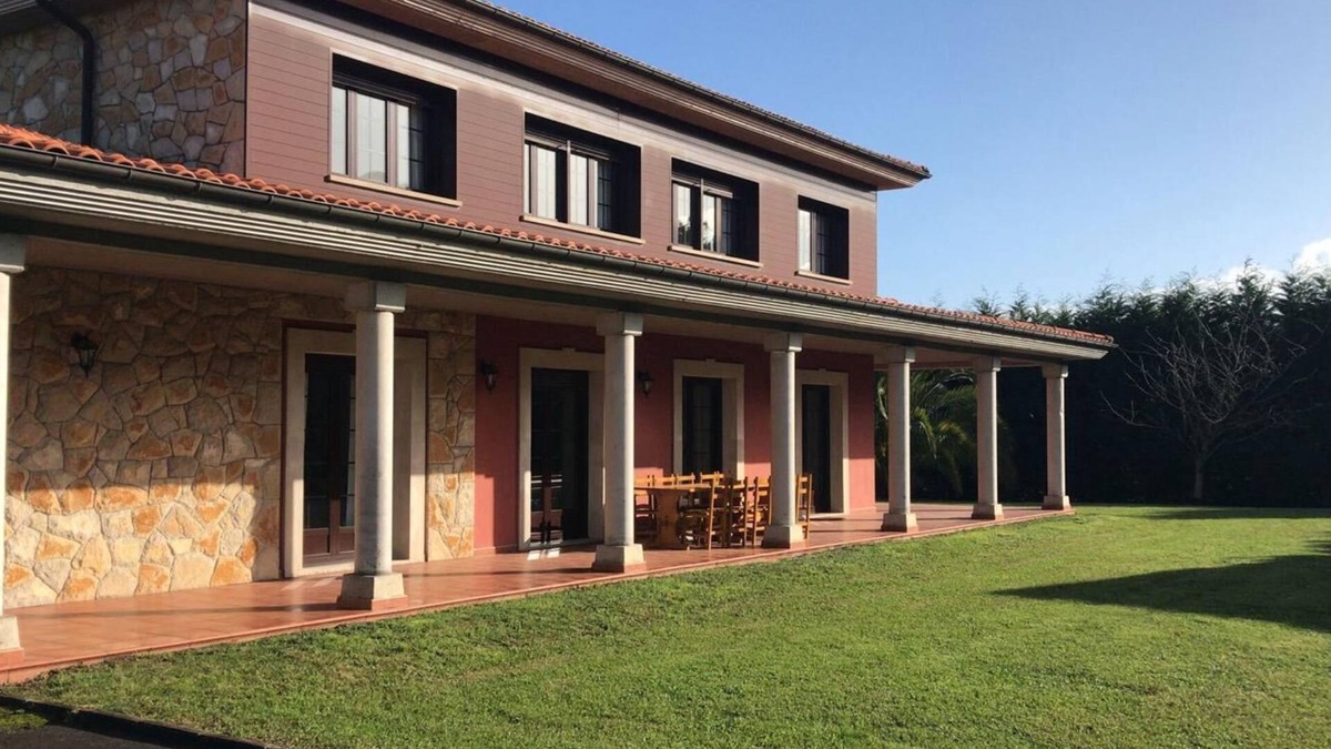 La Isla House | Detached house with large garden, perfect for families.