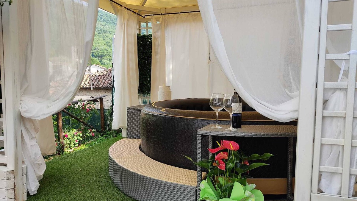 Gallicano House | DETACHED HOUSE WITH PRIVATE GARDEN