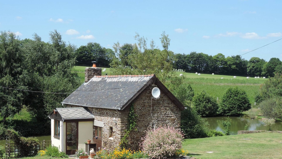 La Doree Cottage | Detached Lakeside Stone Cottage Set In Rural Countryside