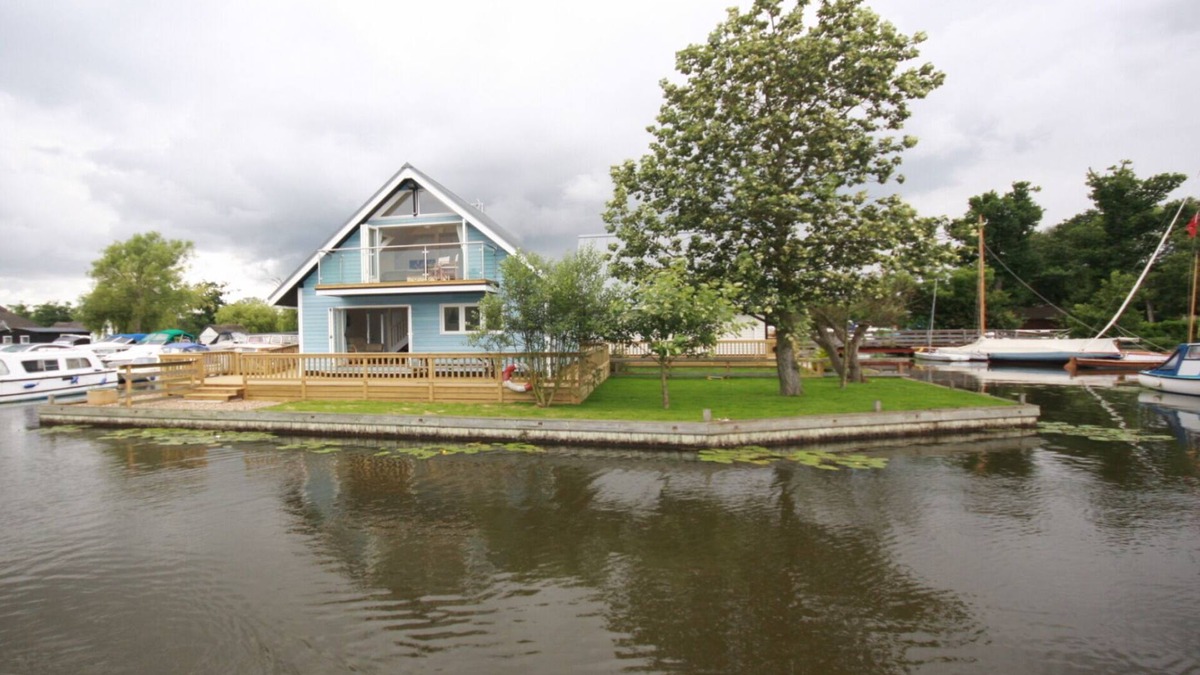 Horning House | Detached Riverside Holiday Cottage, Central Norfolk Broads Location, Horning