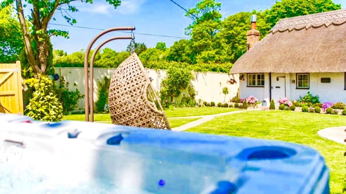 Willesborough Cottage | Detached Thatched Cottage in Kent sleeps 2-6 persons with a Luxury HotTub.