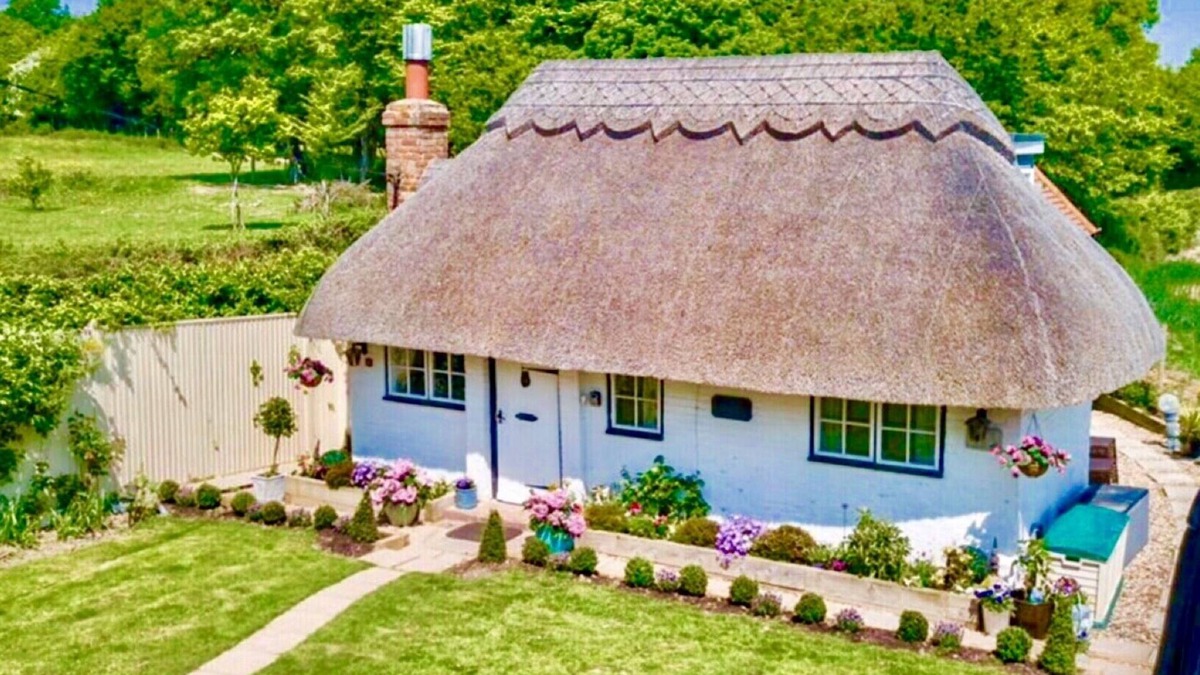 Ashford Cottage | Detached thatched cottage sleeping 2- 6 with its own luxurious hot tub