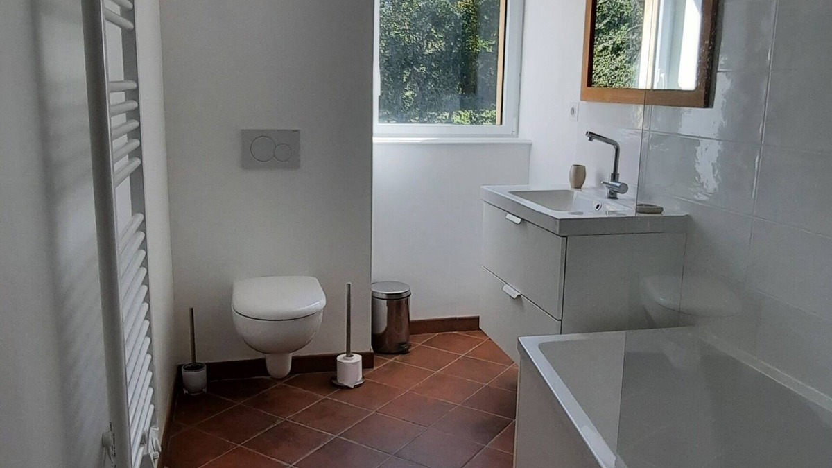La Roche-en-Brenil House | Detached village house with large enclosed garden