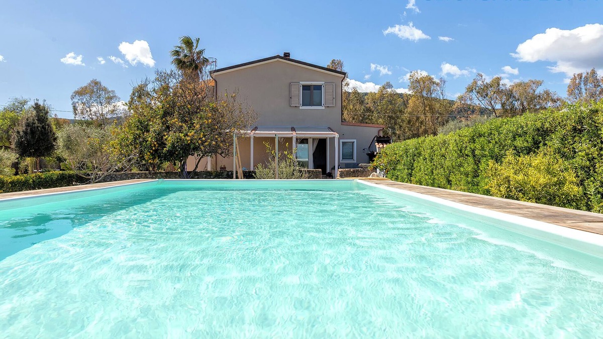 Alghero House | Detached villa 3km from the beach with pool, 4 bedrooms 3 bathrooms 2 kitchens