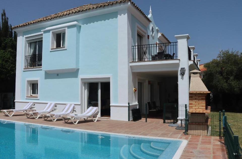 Castillo de Sabinillas Villa | Detached Villa 4 bed Duquesa with Private infinity pool close to port and beach
