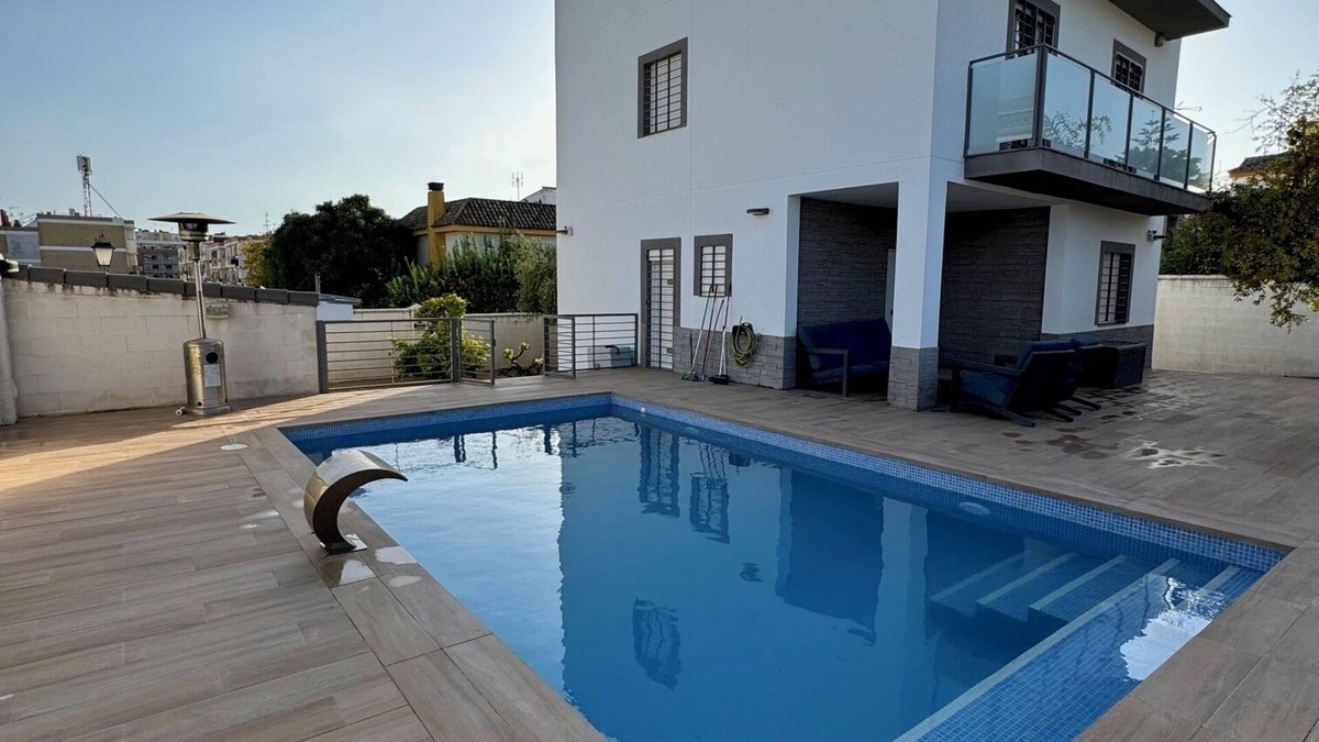 Tomares Ski Chalet | Detached villa