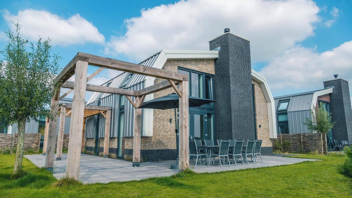 Linden House | Detached villa with six bedrooms, one bathroom and a dishwasher