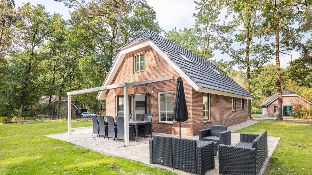 Hooghalen House | Detached wellness bungalow with sauna, whirlpool, and sunshower.