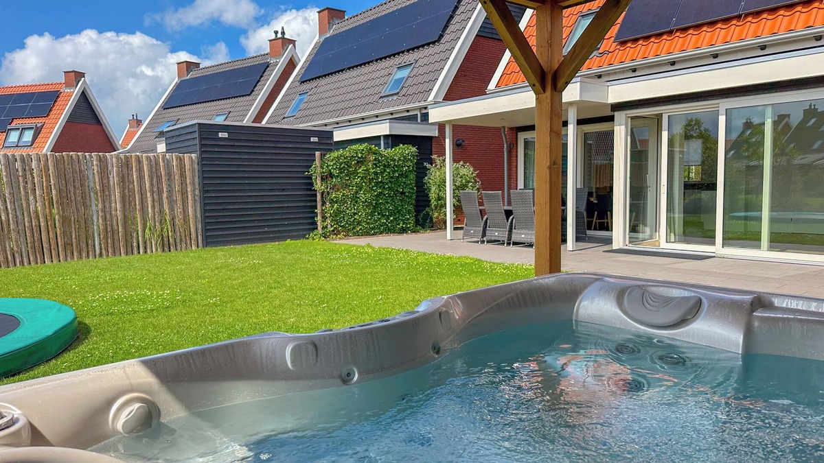 Colijnsplaat Villa | Detached wellness villa with spa bath and sauna