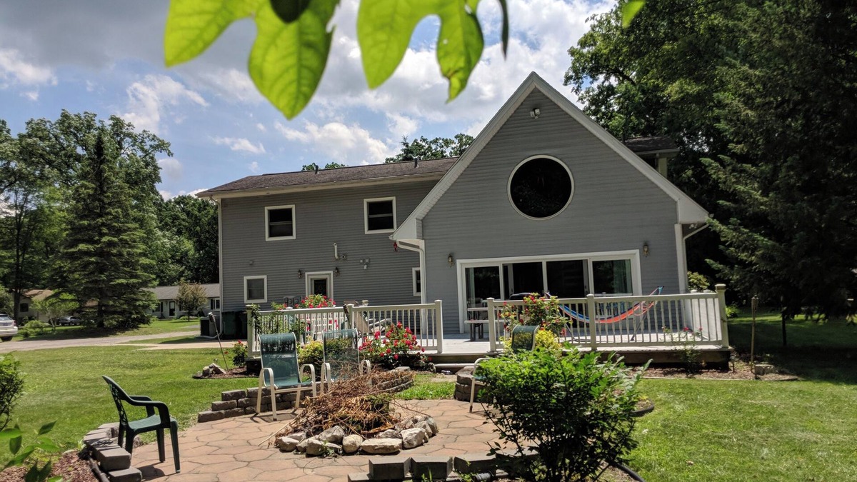 Romulus House | Detroit Airport Home - Spacious 5-Bedrooms, Game Room, Fire pit!