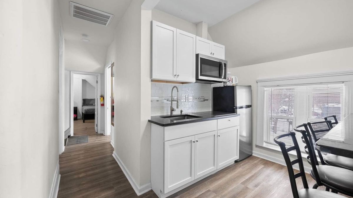 Mexicantown - Southwest Detroit Cottage | Detroit Getaway: 2-bedroom Apartment for 7 & Wifi