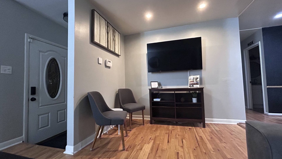 Taylor House | Detroit Global Getaway - Renovated 3BR House Near Airport - Minutes from Detroit
