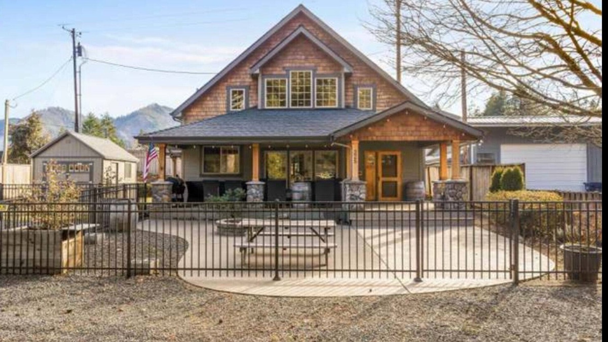 Detroit House | Detroit Lake, OR Vacation Home. 2 blocks to the lakefront!