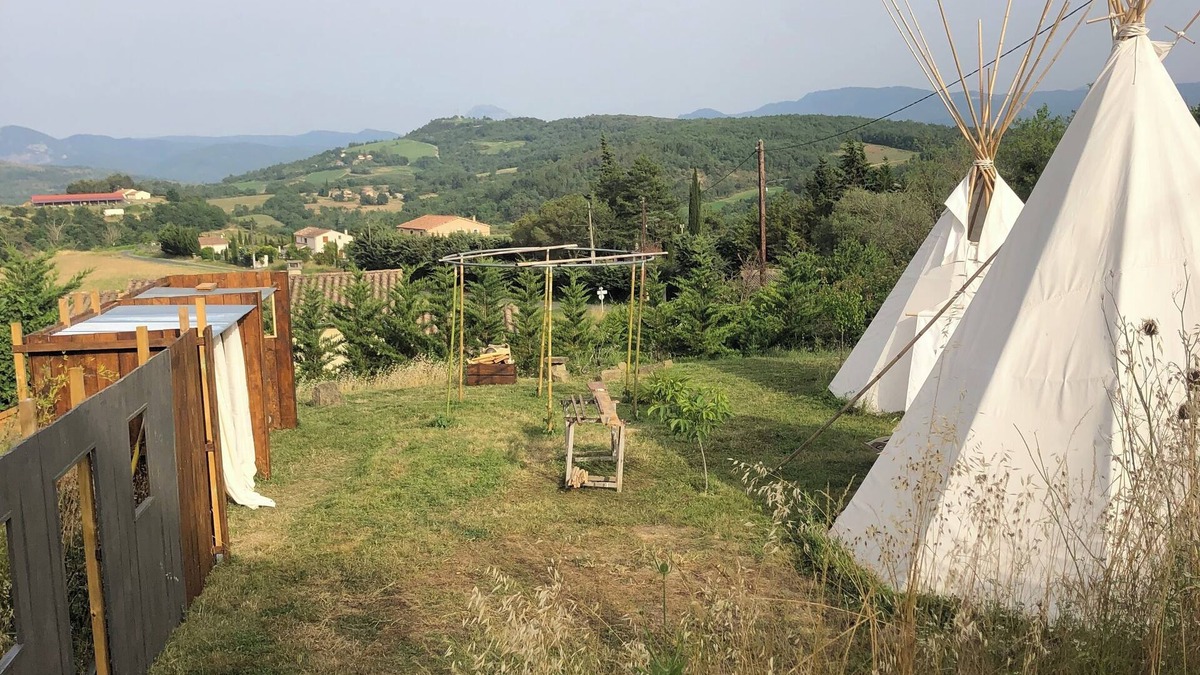 La Serpent RV Rental | Deux Tepees Equipe Pour 4 Personne Avec Cuisine Dété sur Terrain 350m2