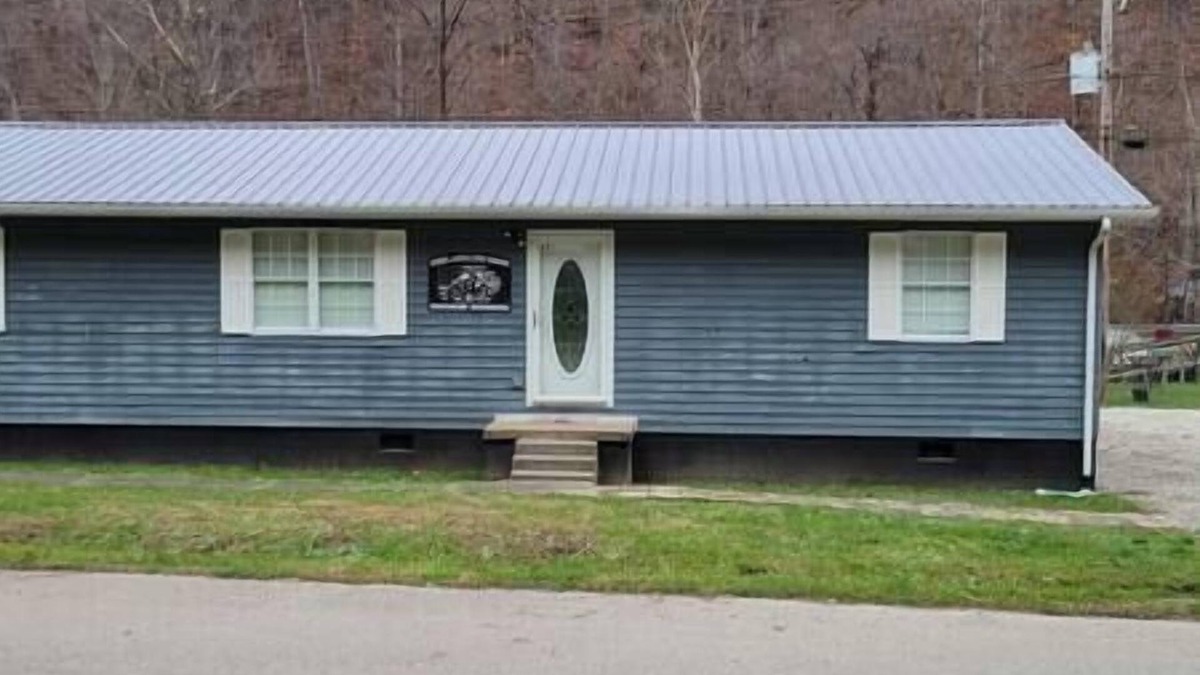 Newtown House | Devil Anse Mud Lodge