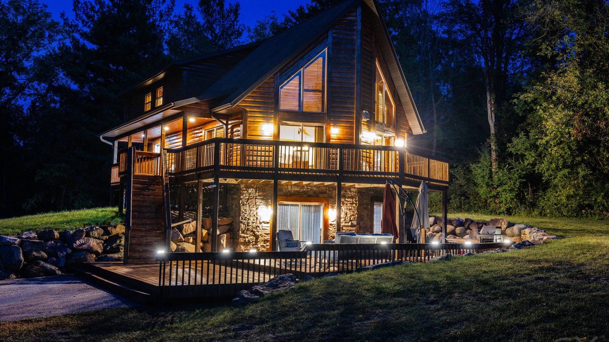 Baraboo Cabin | DEVILS LAKE ESCAPE -NEW OWNERS! SLEEPS 12 -8 BEDS WALK TO THE PARK