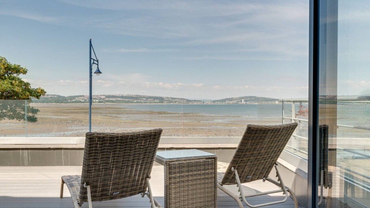 Mumbles House | Devon Place - Three Bedroom House, Sleeps 6